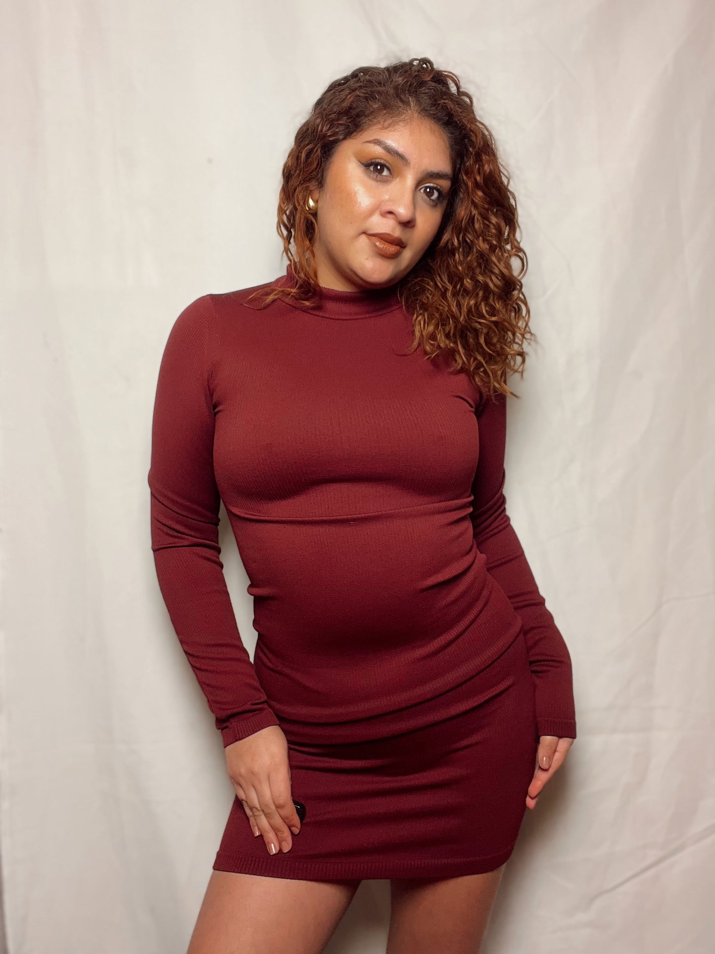 Vestido cuello alto burdeo